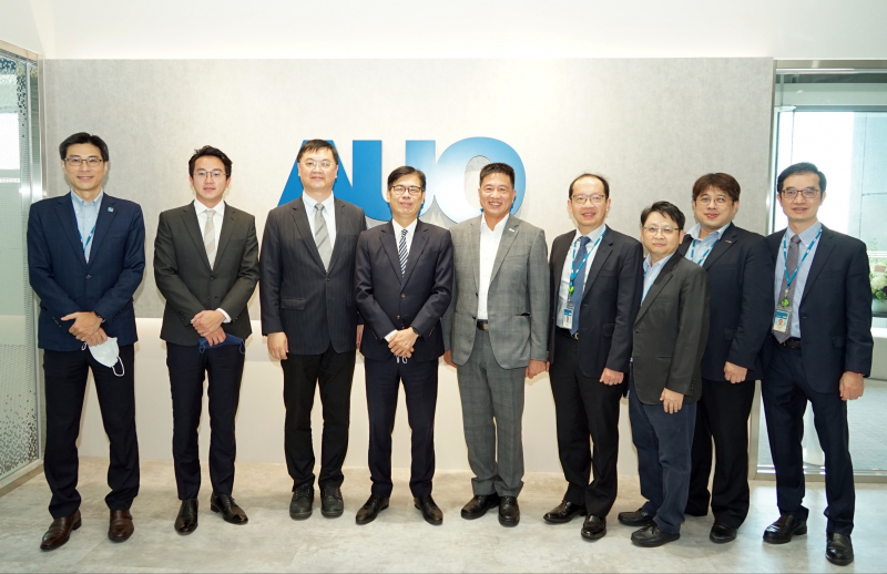 光電前進亞灣成立「AUO解決方案研發中心」，作為多元場域解決方案研發及試驗場域（圖中左為高雄市長陳其邁、圖中右為光電董事長彭双浪）